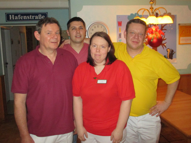 Die Silvester- und Neujahrsnachtwachen im "Sickter Senioren und Therapiezentrum. Von links: Andreas Wahlen, Ivan Kolundzija, Lisa Riepe und Lars Böggelsack. Foto: DLS