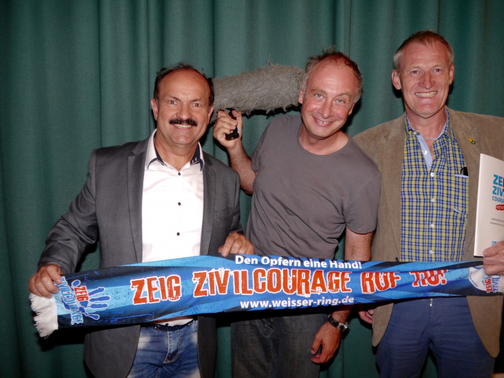 Martin Schilff und Günter Koschig, Impulsgeber der Goslarer Zivilcouragen- Kampagne, trafen kürzlich in Seesen auf den Kabarettisten "Alfons" und konnten ihn für ihr Projekt gewinnen. Foto: Weißer Ring