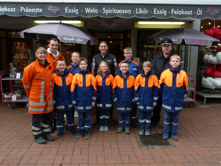 Die Jugendfeuerwehr Winnigstedt erhielt von dem Eigentümer des Wishkyhofes Jörn Zeisbreich eine Spende in Höhe von 1000 Euro. Foto: JF Winnigstedt