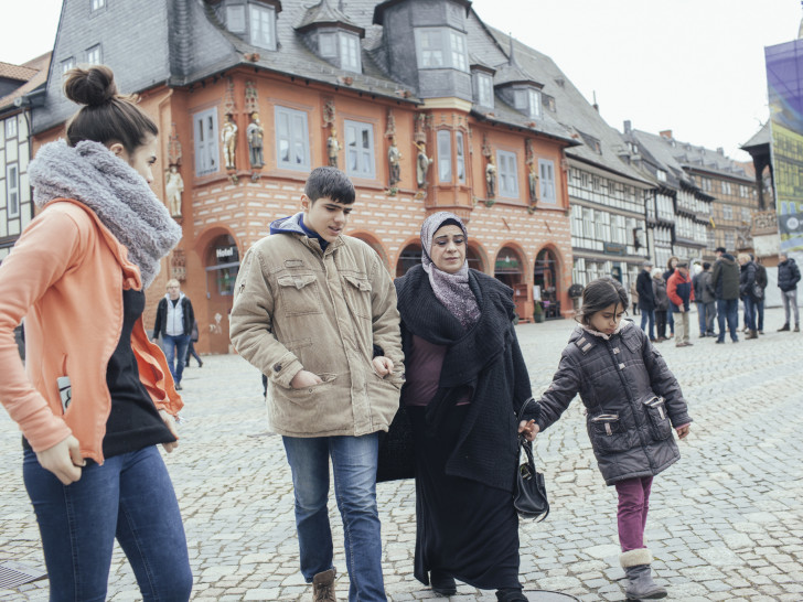 In der ZDF-Dokumentation wird das Schicksal der syrischen Familie Qasmo gezeigt, die vor dem Krieg in ihrer Heimat floh und nun in Goslar lebt. Fotos:  ZDF und Alina Emrich
