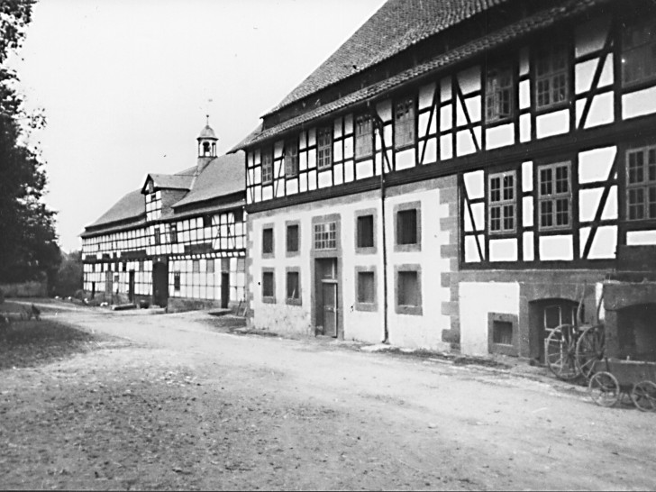 Blick auf das Torhaus und die Meierei des Gutshofs (1935). Foto: Petra Strobach