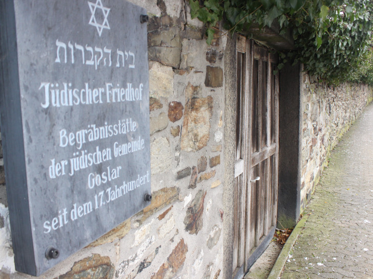 Derzeit ist der in der Glockengießer Straße gelegene Eingang zum jüdischen Friedhof mit einem Holztor verschlossen.  Foto: Anke Donner 