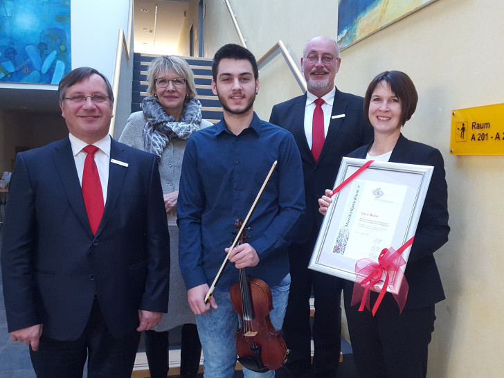 In der Kreismusikschule Gifhorn überreichte der Stiftungsvorstand der Kultur- und Sozialstiftung der Sparkasse Gifhorn-Wolfsburg, Jürgen Kröger (l.), Christian Eichler (2.v.r.) und Silke Comberg (r.), im Beisein von Irene Siemann (2.v.l.) David Baban ein Musikstipendium. Foto: Kultur- und Sozialstiftung der Sparkasse Gifhorn-Wolfsburg