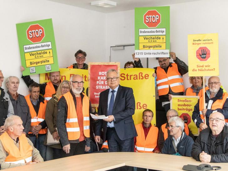 Die Bürgerinitiative übergibt Bürgermeister Ralf Werner die Unterschriftenliste. Fotos: Rudolf Karliczek