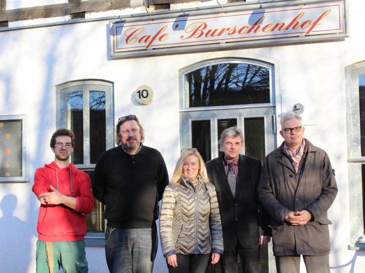 Von links: Jan-Philipp Dorn (Bewohner), Jens Wollenhaupt , Petra Eickmann-Riedel, Reinhard Deitmar und Marcus Eckhoff vor dem zukünftigen Dorfgemeinschaftshaus. Foto: Max Förster