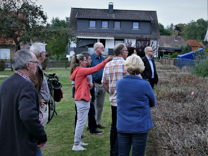 Vertreter des CDU Gemeindeverbands Destedt machen sich ein Bild von dem Ort, wo bald neue Grundstücke entstehen könnten. Foto: Jörg Weber