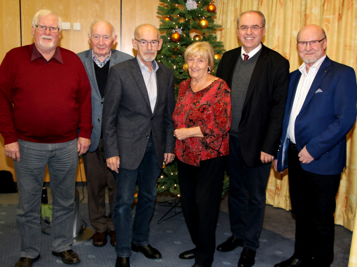 Jürgen Wendt, Günter Bengelsdorf, Karl Grziwa, Ilse Nickel, Dr. Burkhard Budde und Siegfried Nickel (v. li.). Foto: Siegfried Nickel