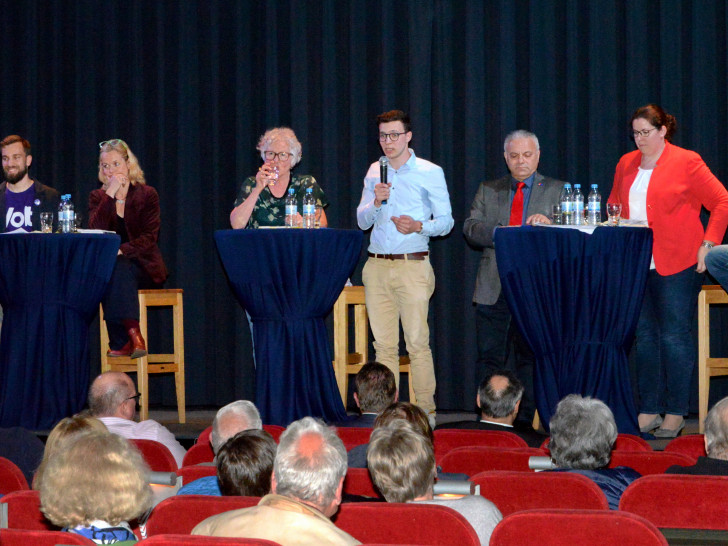 Auf dem Podium: Sabine Kempfer (Moderatorin), Andreas Maus (Volt), Viola von Cramon (Grüne), Sabine Lösing (Linke), Max Weitemeyer (FDP), Franco Garippo (SPD), Lena Düpont (CDU), Jörg Kleine (Moderator) (v. li.). Fotos: Pulse of Europe Goslar