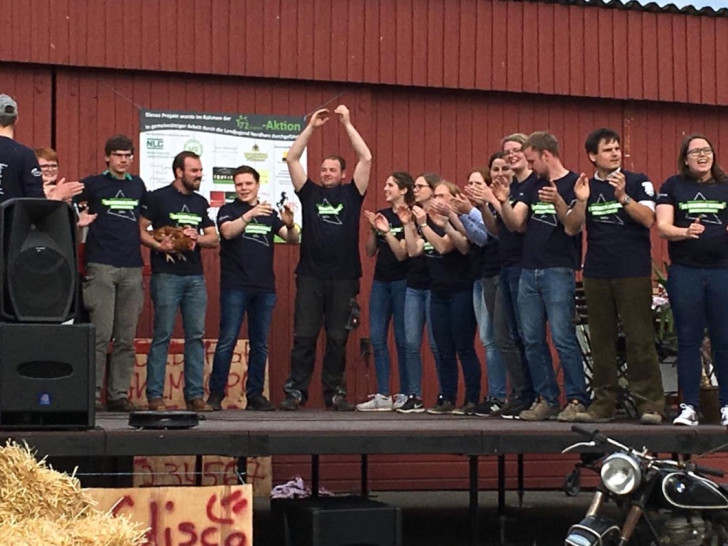 Mitglieder der Landjugend auf der neuen Bühne. Foto: Landjugend Nordharz