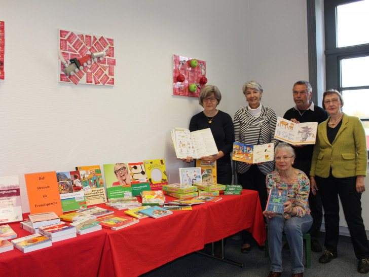 Siegrid Schaper von der Stadtbücherei und Gabriele Drewes, Willy Kniese, Helga Engels und Ille Schneider vom Freundeskreis der Stadtbücherei Wolfenbüttel mit dem neuen Lehrmaterial. Foto: Jan Borner