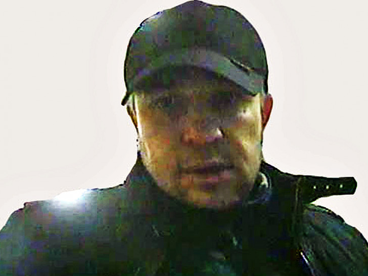 Der gesuchte Täter trug ein Basecap und eine dunkle Jacke. Foto: Polizei