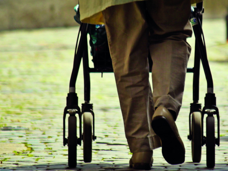 Viele ältere Menschen sind auf Hilfen, wie einen Rollator, angewiesen. Symbolfoto: Seniorenservicebüro