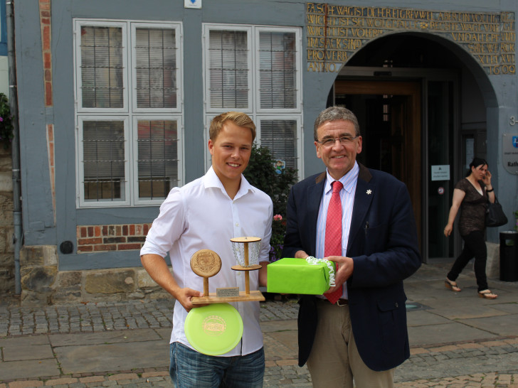Bürgermeister Thomas Pink würdigt die Leistung des jungen Disc-Golfer-Vizeweltmeisters Marvin Tetzel. Foto: Jan Borner