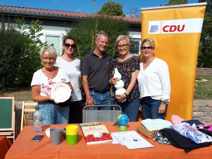 Mit Unterstützung der CDU Frauenunion hatte die CDU Linden während des gut besuchten Flohmarktes am gestrigen Sonntag in Linden zwei Tische für den Verkauf diverser Gegenstände organisiert. Bild: privat