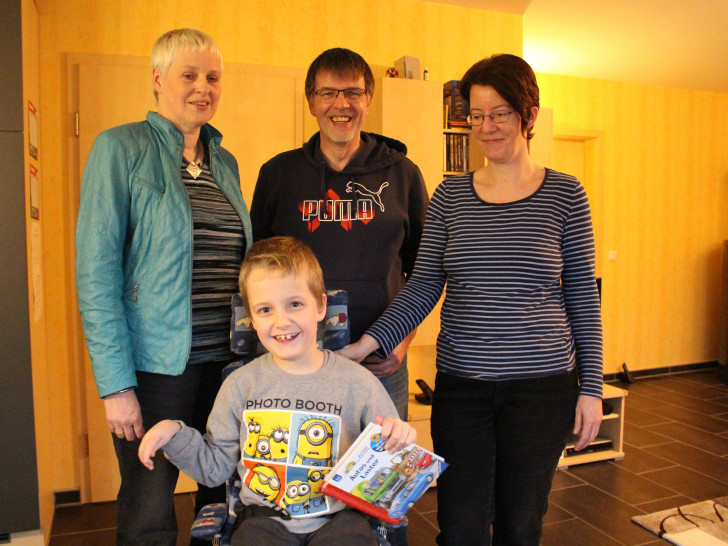 Beate Rust von der Heimatstiftung (links) zusammen mit Fabiano Novello und seinen Eltern Marion und Klaus Novello. Foto/Video: Max Förster