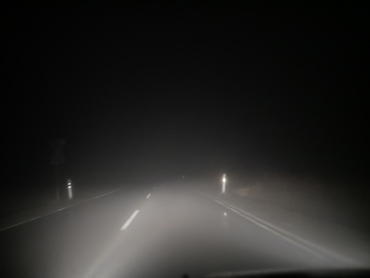 Aufgrund des Nebels war die Gefahr für Autofahrer besonders schwer sichtbar. Symbolfoto: Alexander Panknin