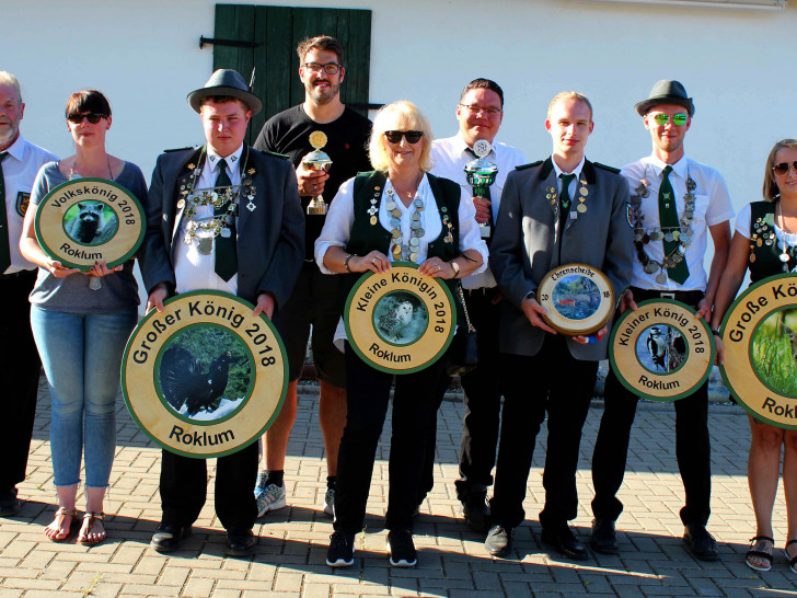 Horst Hake, Volkskönigin Nadine Schrader, Großer König Maurice Wille, Dartkönig Kai Eggers, Kleine Königin Michaela Bartels, Bürgerpokal-Gewinner Sascha Flemming, Ehrenscheiben-Gewinner Marvin Kind, Kleiner König Christoph Hake, Schützenkönigin Linda Fasel. Foto: Bernd-Uwe Meyer