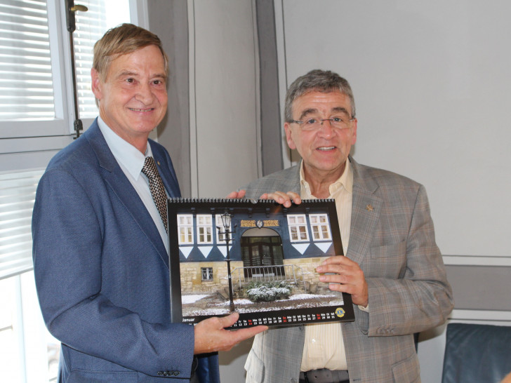 Dr. Martin Kücke (li.) überreicht Bürgermeister Thomas Pink das erste Exemplar des Lions-Club Kalenders. Fotos: Alexander Dontscheff