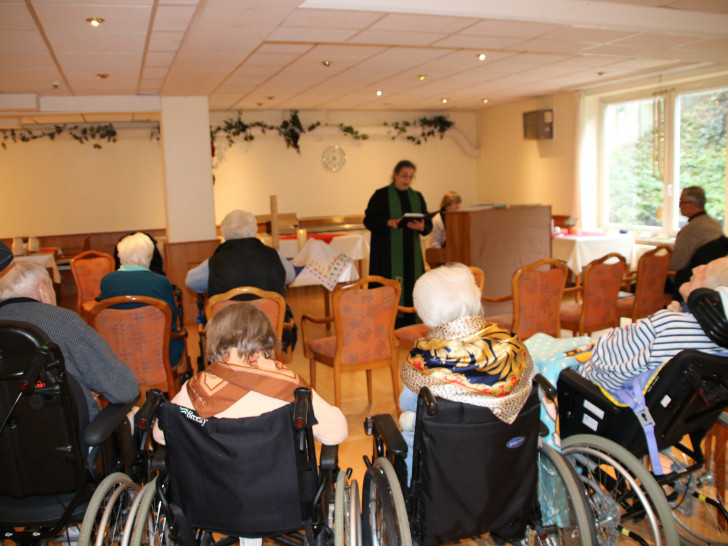 Pastorin Marita Bleich (stehend) beim Gottesdienst im Sickter Senioren- und Therapiezentrum. Foto: DLS