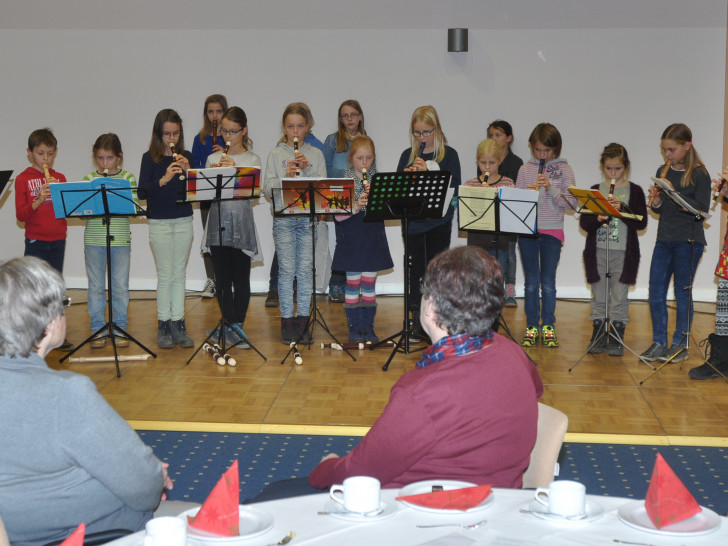 Die Flötenkinder der St.-Thomas-Gemeinde versetzten mit ihren Stücken das Publikum in Weihnachtslaune.  Foto: Woestmann/ Regio-Press