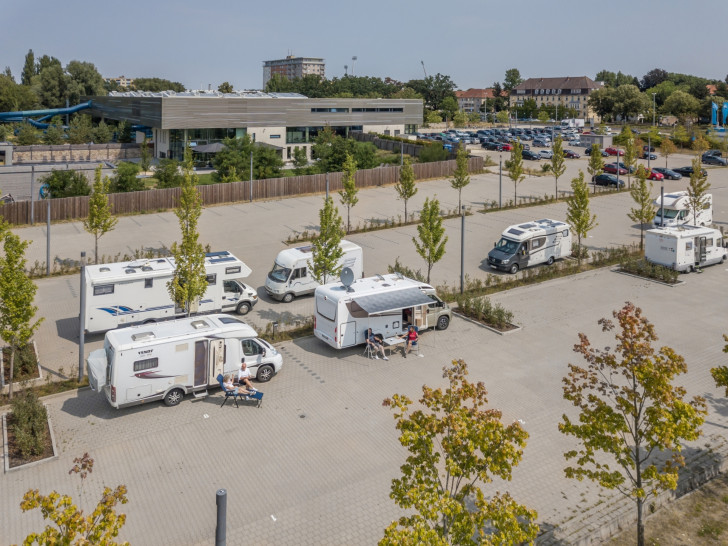 Wohnmobilstellplatz am Freizeitbad Wasserwelt. Foto: Stadtbad GmbH / Hanno Keppel