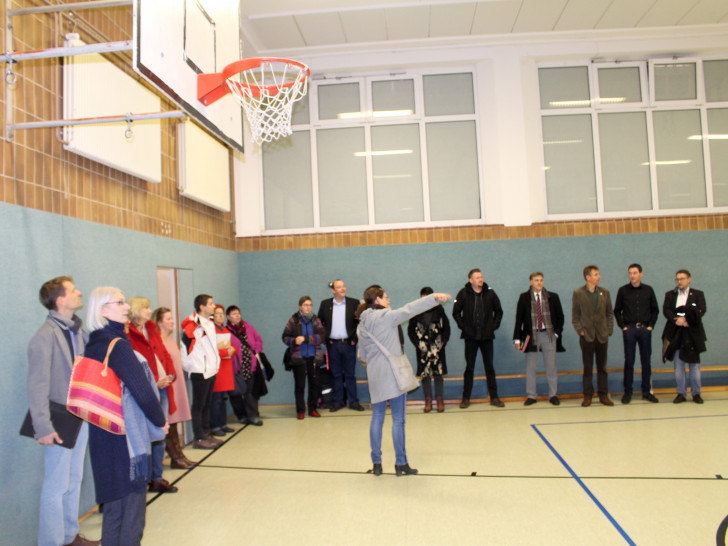 Der städtische Schulausschuss war zu Besuch in der Wilhelm-Raabe-Schule. Auch in der Turnhalle ist einiges im Argen. Fotos: Alexander Dontscheff