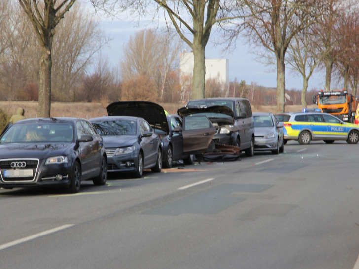 Insgesamt sieben Autos fuhren ineinander. Fotos: Rudolf Karliczek
