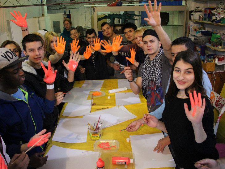 Sprachlernklassen der Erich-Kästner Hauptschule setzen mit roten Händen ein Zeichen gegen den Einsatz von Kindersoldaten und Krieg. Fotos: Max Förster
