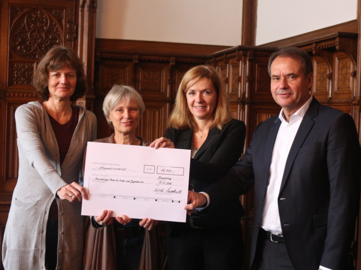 Sabine Goes, Beatrice Försterra, Dr. Andrea Hanke und Ulrich Markurth bei der Scheckübergabe. Foto: Braumann