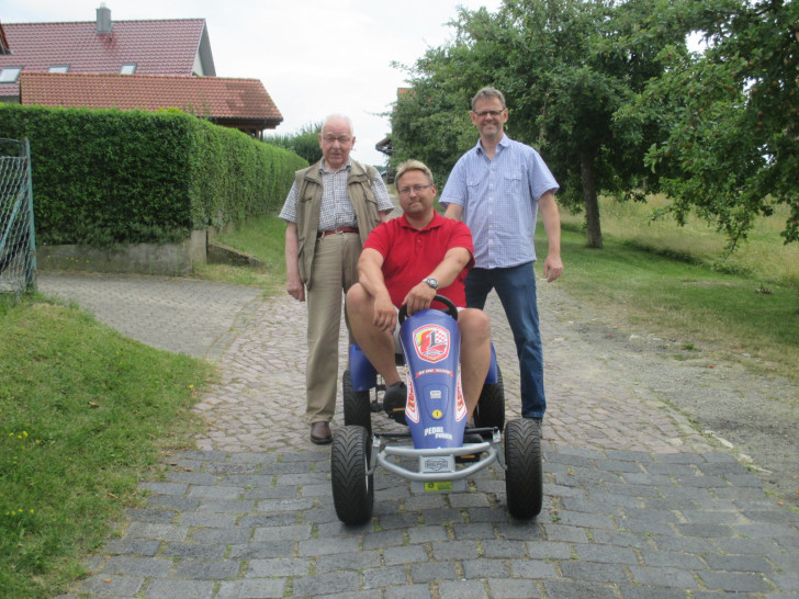 Christian Klank (rechts), Dieter Lorenz (links) und Marcus Goldmann (in der Seifenkiste) planten das Seifenkistenrennen in Abbenrode.

Foto: Dieter Lorenz
