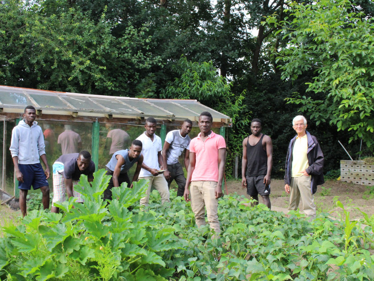 Zehn junge Männer von der Elfenbeinküste bewirtschaften gemeinsam mit Lothar Matussek den Garten hinter ihrem Wohnhaus in Groß Schwülper. Foto: Eva Sorembik