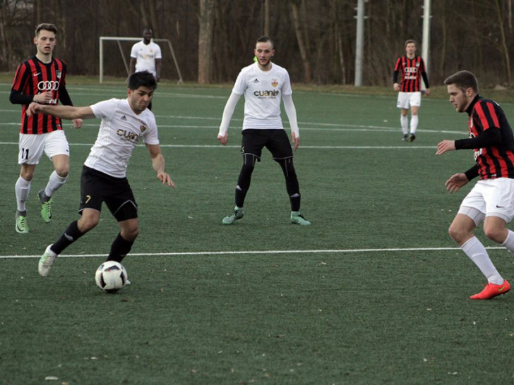 Während Firat Ugrac (am Ball) Rot sah, traf auch Semi Boog (Mitte) gegen Hillerse. Foto: Jens Bartels/Archiv