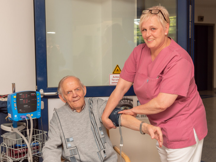 Klaus Ebers nutzt die Gelegenheit um auch seinen eigenen Blutdruck von Pflegekraft Susanne Isensee-Meier kontrollieren zu lassen. Foto: Tanja Bischoff