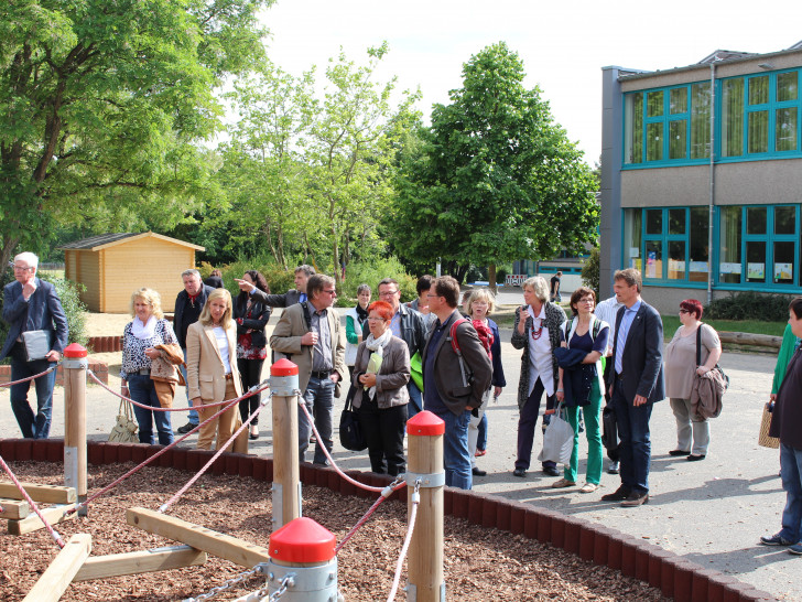 Der Ausschuss für das Schulwesen besucht die Wilhelm-Busch-Grundschule und wirft dabei auch einen Blick auf das Klettergerüst auf dem Schulhof. Fotos: Jan Borner