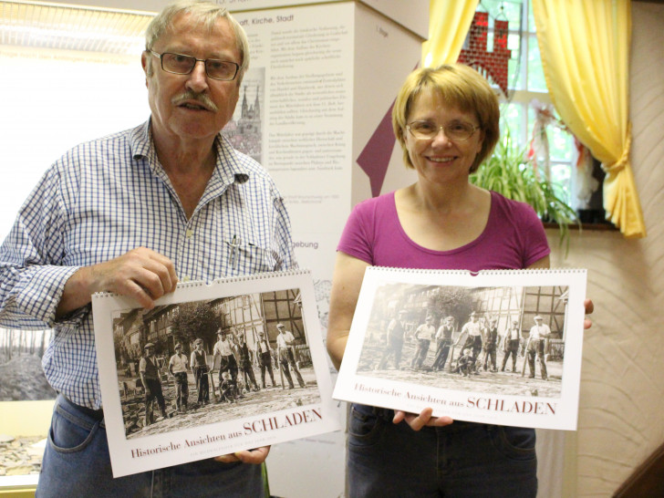Hans-Gert Hotop und Dorothee Schacht (1. Vorsitzende des Förderkreises) stellen den historischen Kalender 2016 vor. Foto: Max Förster