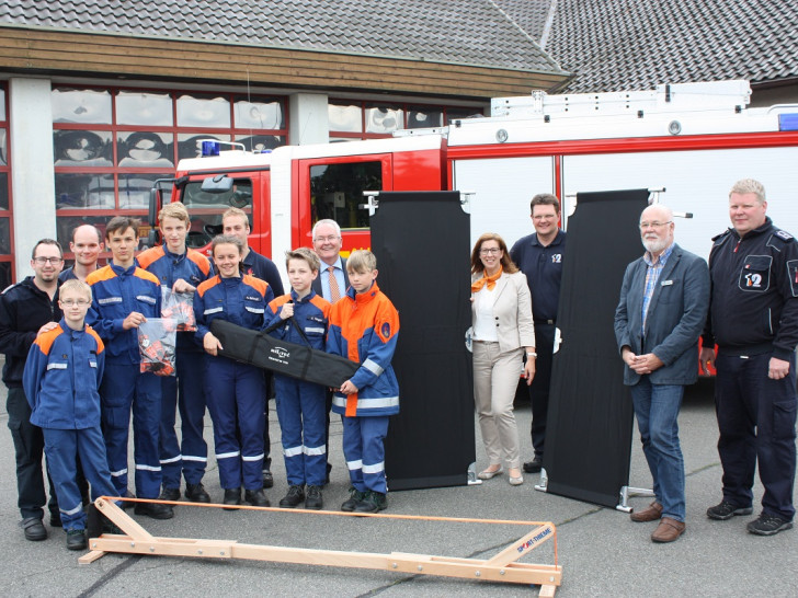 Spender und Jugendfeuerwehr: Bildmitte Hans-Dieter Reichelt und Dagmar Kleudgen, rechts Jugendfeuerwehrwart Jans Sievers und Fördervereins-Vize Wolfgang Just. Foto: Feuerwehr Goslar