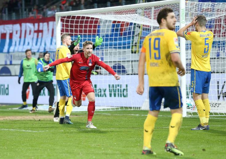 Ein Bild sagt mehr als tausend Worte: Kolja Pusch feiert sein 2:0, während die glücklosen Gäste aus Braunschweig die Welt nicht mehr verstehen. Foto: imago/Eibner