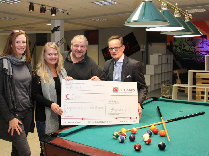 Die NEULAND spendete 5.000 Euro an das FBZ Westhagen. Mit dabei waren die Betreuer des FBZ Marijana Helms, Petra Dörnbach und Jörg Tornow sowie Hans-Dieter Brand von der NEULAND (v. li.). Foto: NEULAND Wohnungsgesellschaft mbH