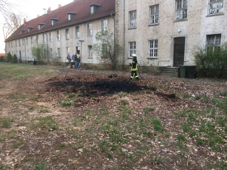 Vor einem Mehrfamilienhaus in Mariental haben Gestrüpp und Strauchschitt gebrannt. Foto: Maik Wermuth