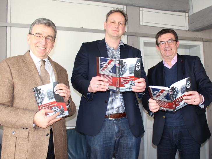 Bürgermeister Thomas Pink, Autor Markus Gröchtemeier und Verleger Carsten Holzendorff. Foto: Marian Hackert