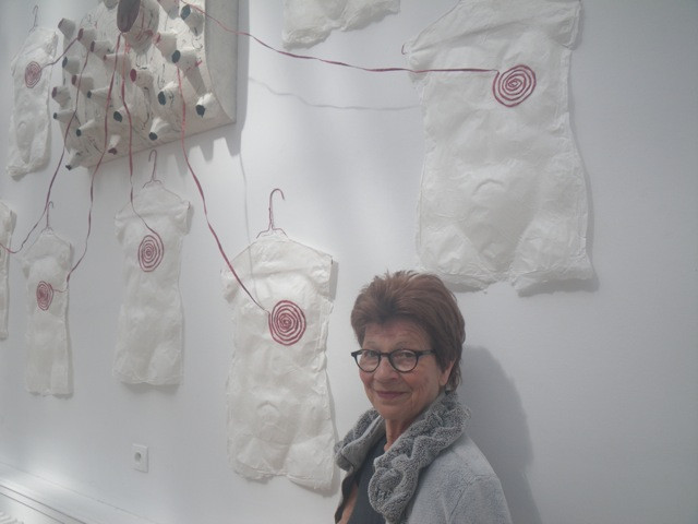 Die Wolfenbütteler Künstlerin Bärbel Moré bei der Biennale in Cachan vor ihrer Installation „Intensivstation“. Foto: privat