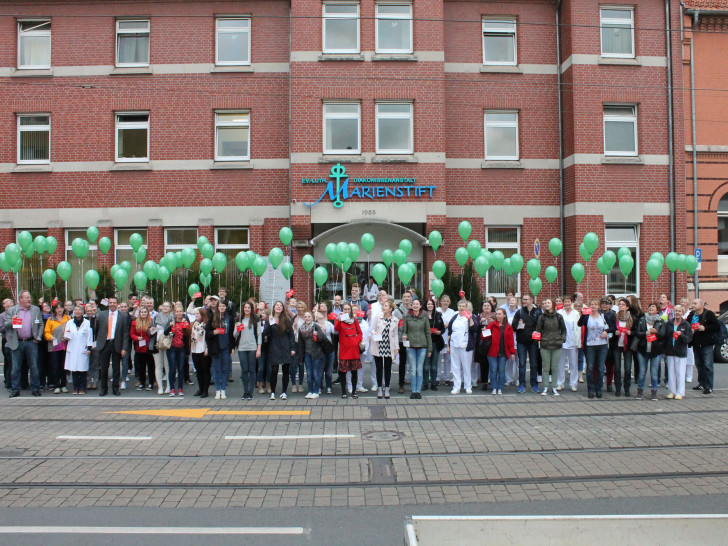 Bildunterschrift: Mitarbeitende des Krankenhauses Marienstift machten ihrem Ärger Luft: Sie ließen Luftballons mit Protestkarten gen Himmel steigen.Foto: K.Heinemeier/Marienstift