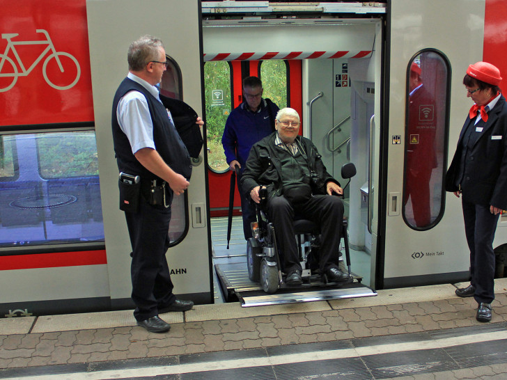 In Braunschweig kam der Rollifahrer problemlos in und aus dem Zug. Foto: Achim Kaffehn
