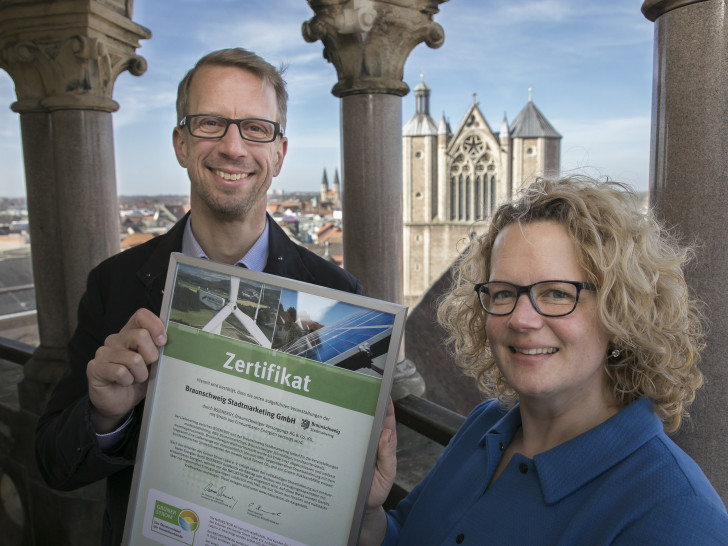 Sonja Gardeler von BS|ENERGY und Björn Nattermüller vom Stadtmarketing mit dem Zertifikat für sauberen Naturstrom. Foto: Braunschweig Stadtmarketing GmbH / Peter Sierigk