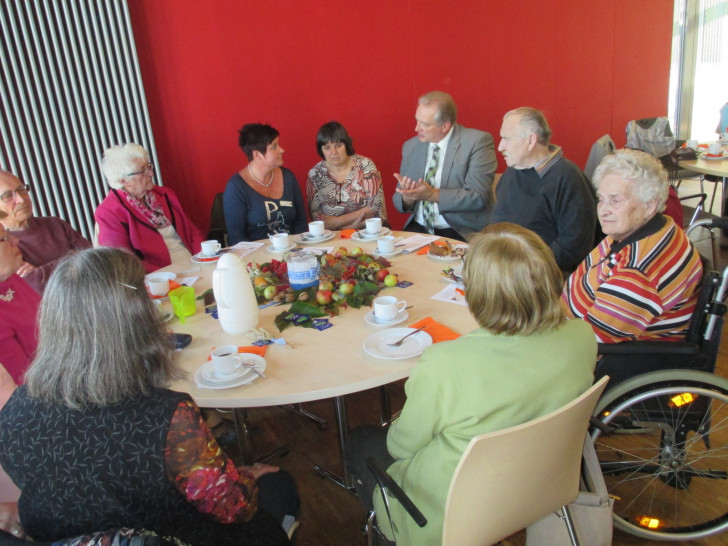 Sickte Seniorenzentrum beim CDU-Erntefest, zusammen an einem Tisch mit Frank Oesterhelweg. Foto: Dieter Lorenz 