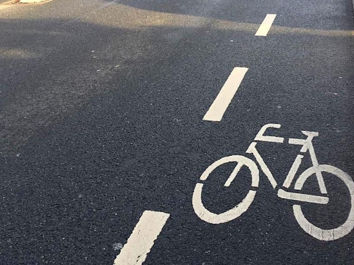 Wenn nicht genug Abstand gehalten wird, können Radfahrer auch ohne direkten Kontakt Probleme bekommen. Symbolfoto: Nick Wenkel