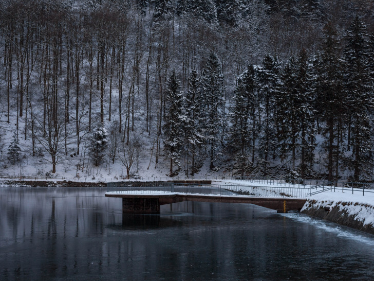 Die Eisdecke auf dem Salzgittersee ist noch nicht dick genug. Bei Betreten herrscht Lebensgefahr. Symbolbild Foto: Alec Pein