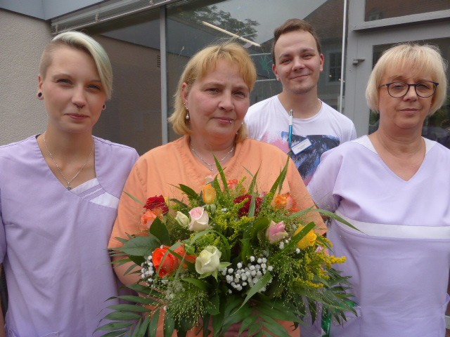 Xenia Singethan bekam zum 10-jährigen Dienstjubiläum einen Blumenstrauß geschenkt.

Foto: Schloß Schliestedt