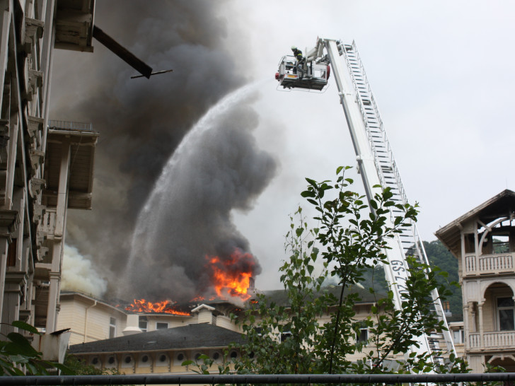 Hohe Flammen schlugen aus dem Dach des Gebäudes – nun steht fest: Es war Brandstiftung. Foto: Feuerwehr Bad Harzburg
