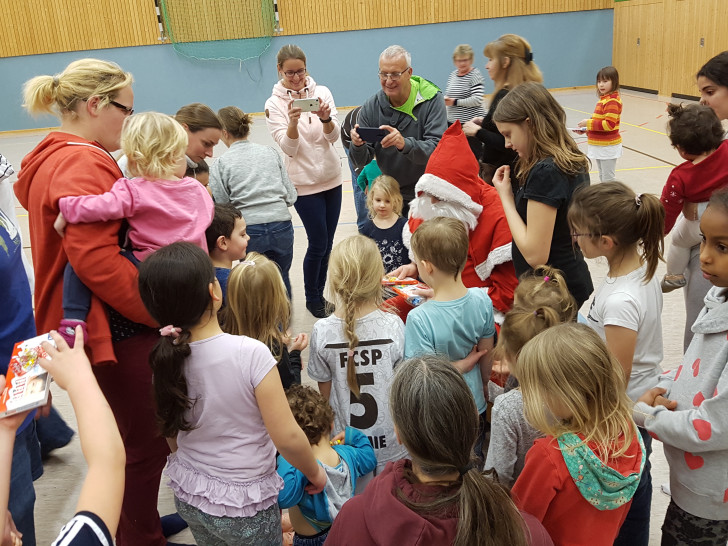 Zum Abschluss kam sogar der Weihnachtsmann vorbei und brachte den Kindern eine Überraschung. Fotos: privat